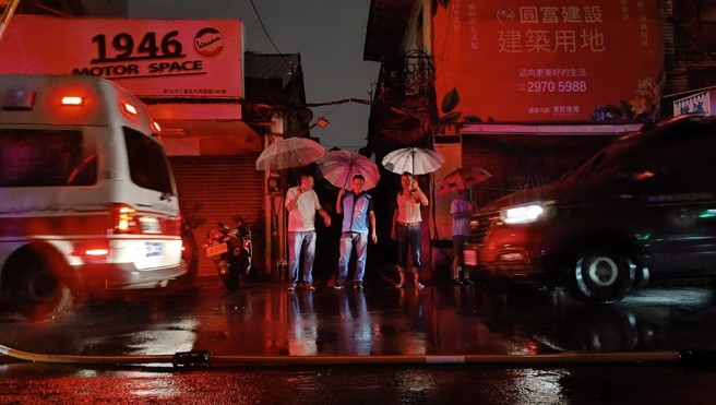 三重晚間發生停電事故，台電20分鐘內趕抵現場搶修。（圖／翻攝市議員王威元臉書）