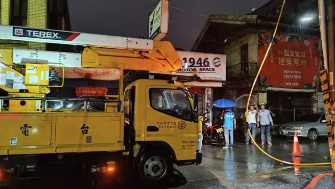 三重晚間發生停電事故，台電20分鐘內趕抵現場搶修。（圖／翻攝市議員王威元臉書）