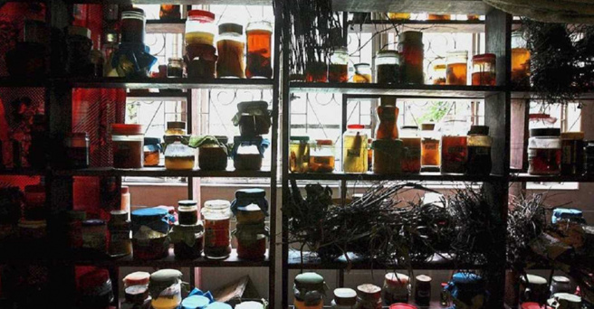 警方从莫娜夫妇住处进行搜索，发现屋内摆满各种看似做法器具的瓶瓶罐罐。（照片／翻摄自「The Star」）