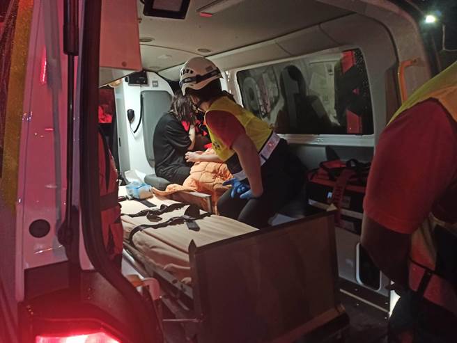 落海3人意识清楚，均无明显外伤，给予保暖后，3人表示无需送医。（宜兰县消防局提供／吴佩蓉宜兰传真）