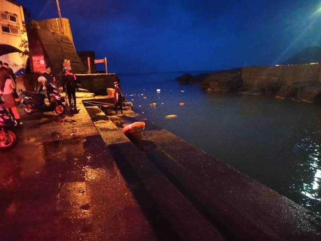 落海3人意识清楚，均无明显外伤，给予保暖后，3人表示无需送医。（宜兰县消防局提供／吴佩蓉宜兰传真）