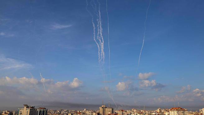 以巴衝突升溫令地緣政治風險升高，專家認為這可能促使資金轉向黃金與美元等避險資產，同時提振近來遭大幅拋售的美國國債需求。圖／新華社