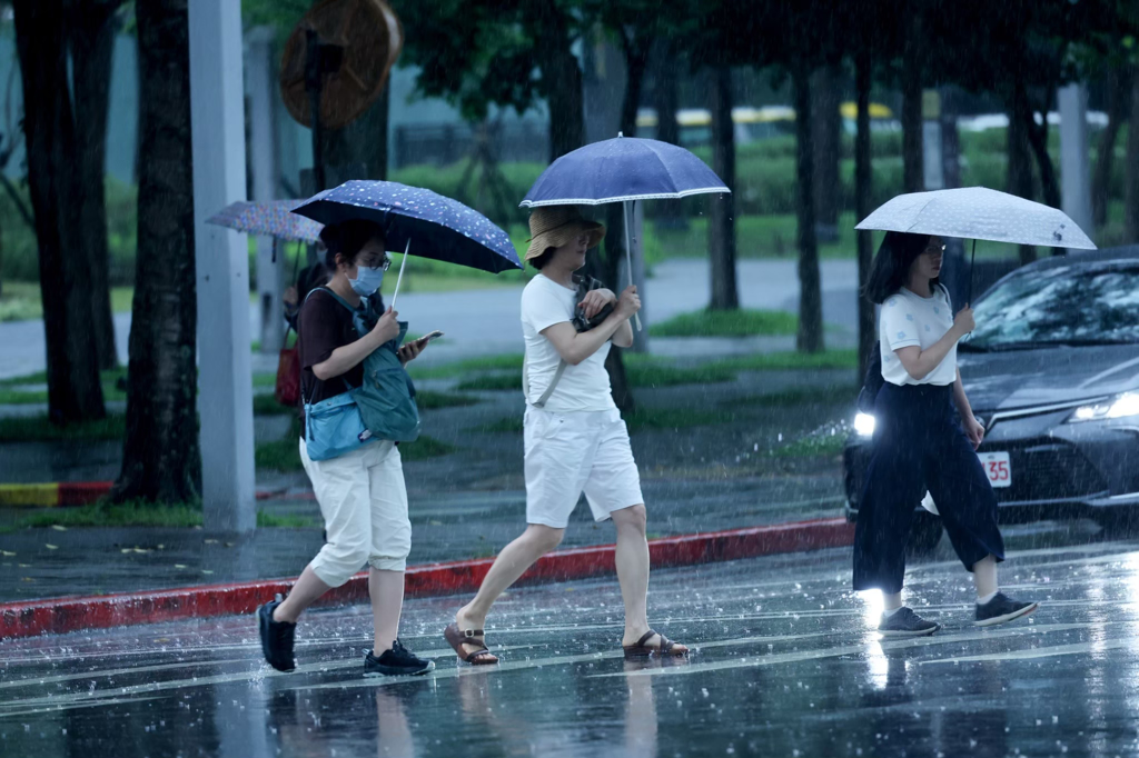 大台北3地炸雨！午後變天雨彈伴雷擊 周末颱風環流溼答答