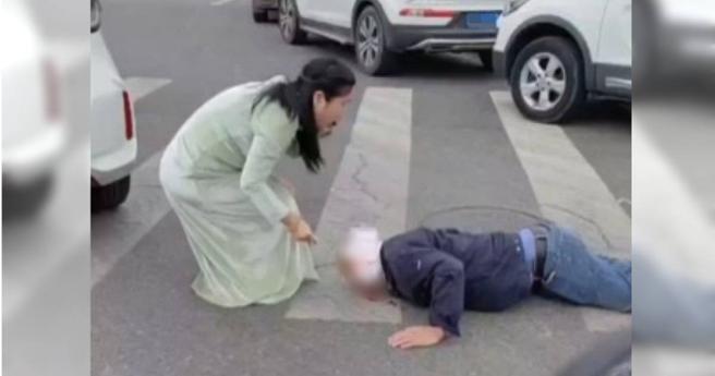 大陆女驾驶开车撞倒男子，拿出卫生棉帮他止血。（图／翻摄自微博／新浪热点、 长春西门大官）