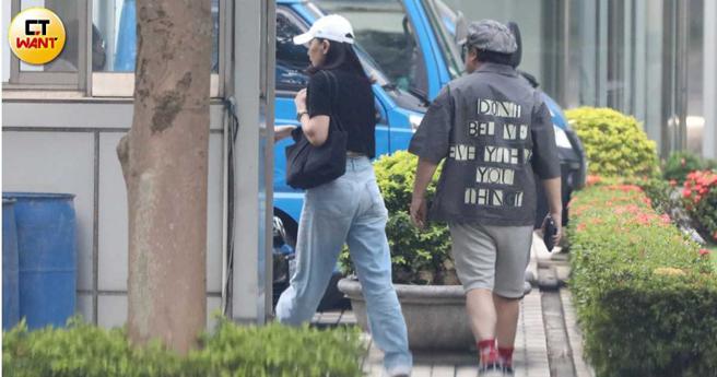 蔡康永与经纪人一同进入会场。（图／本刊摄影组）