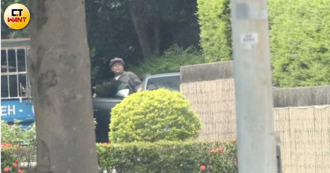 蔡康永在展场待了40分钟后，搭着男友人驾驶的宾利车离开。（图／本刊摄影组）