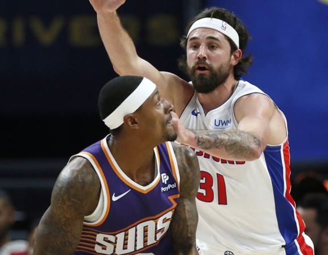 太阳队毕尔(左)持球对抗活塞哈里斯。（美联社）