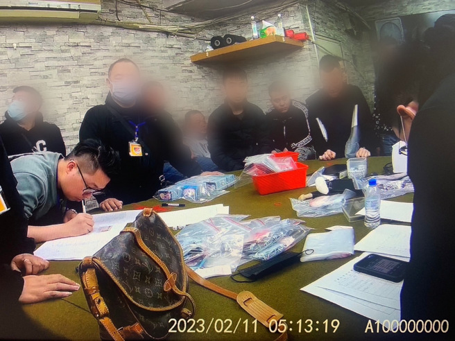 北市警察局今年2月接獲線報，指稱天九牌賭場隱身茶室，後會同萬華分局攻堅，活逮台啤前總教練、64賭客及前議員。（照片 / 警方提供）