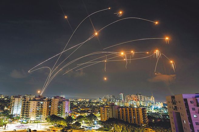 以色列南方亚实基伦城8日动用「铁穹」防空系统摧毁迦萨来袭的火箭弹。（图 / 路透社）