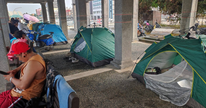 小琉球游客占满花瓶岩旁的凉亭，就地搭帐篷，甚至开伙煮食物，形成乱象。 （图／翻摄小琉球联盟脸书）
