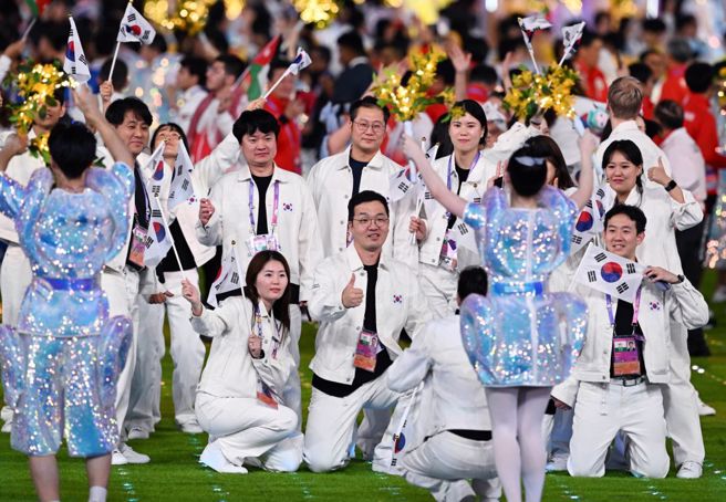 南韩代表团在杭州亚运闭幕典礼合影。（新华社）