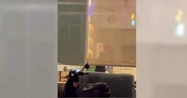 桃园区美髮店传出，店内设计师集体虐待、霸凌助理，过程全被民眾从店外拍下。（图／脸书桃园大小事）