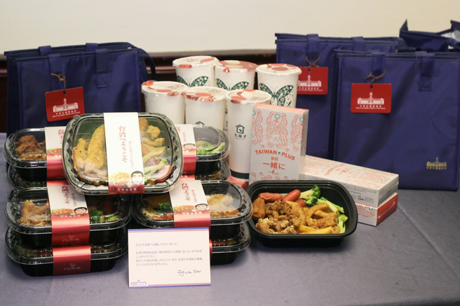 日本东京农业大学第二高等学校吹奏乐部将在国庆大会表演，总统蔡英文准备了台湾盐酥鸡、柠檬爱玉，让他们体验台湾的经典宵夜。（图取自蔡英文脸书）