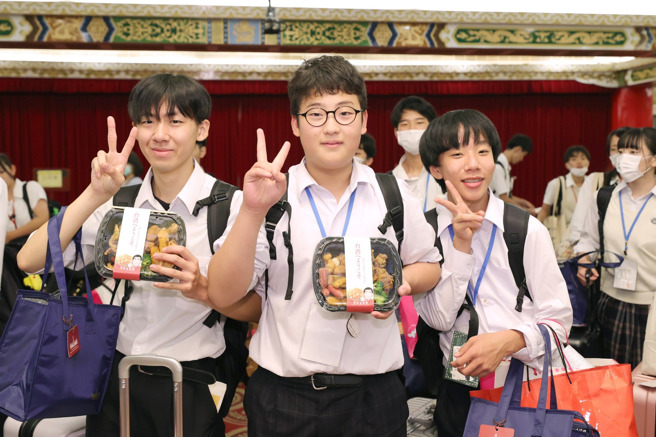 有「翡翠骑士」之称的日本东京农业大学第二高等学校吹奏乐部将在国庆大会表演，总统蔡英文准备台湾的经典宵夜台湾盐酥鸡、柠檬爱玉，给学生们体验。（图取自蔡英文脸书）