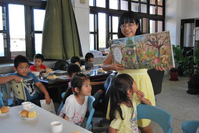 2023年10月9日台北市／云林县下崙国小校长黄淑玲（右一），每年与小一新生有阅读早茶约会。（教育部提供／林志成台北传真）