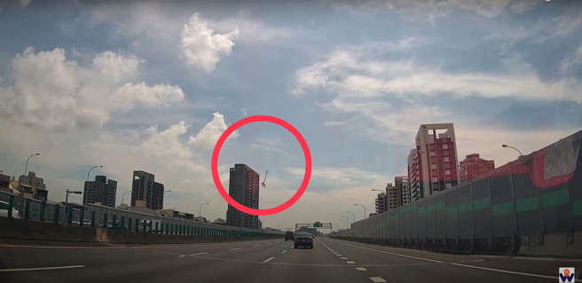 一名驾驶日前发布一段行车记录影片，画面显示轿车行经国道1号南下中正交流路段时，忽见一个金属铲子迎面飞来。（ 翻摄画面 / 截自「WoWtchout-地图型行车纪录器分享平台」）