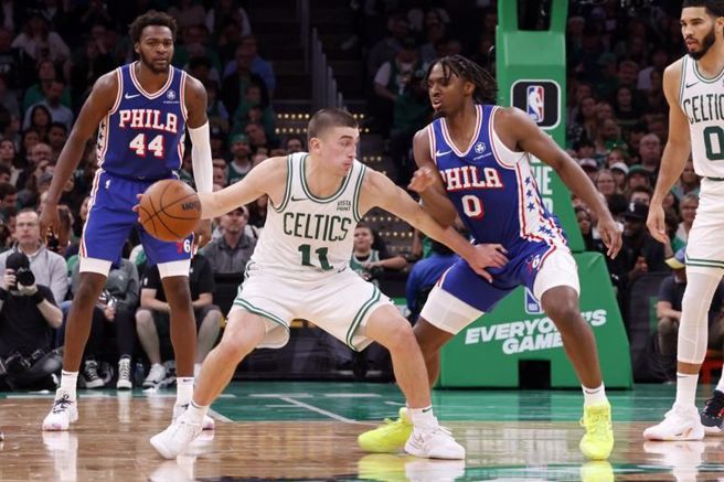 塞尔提克普利查德(左)持球对抗七六人马克西。（美联社）
