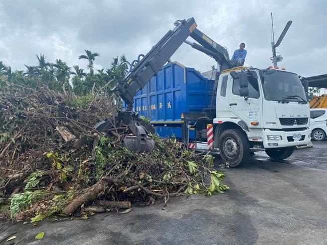 屏县府携手台积电，赢得2023总统杯黑客松「卓越团队奖」。(屏县环保局提供)