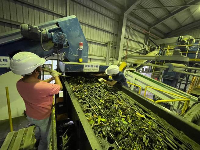 屏县府携手台积电，赢得2023总统杯黑客松「卓越团队奖」。(屏县环保局提供)