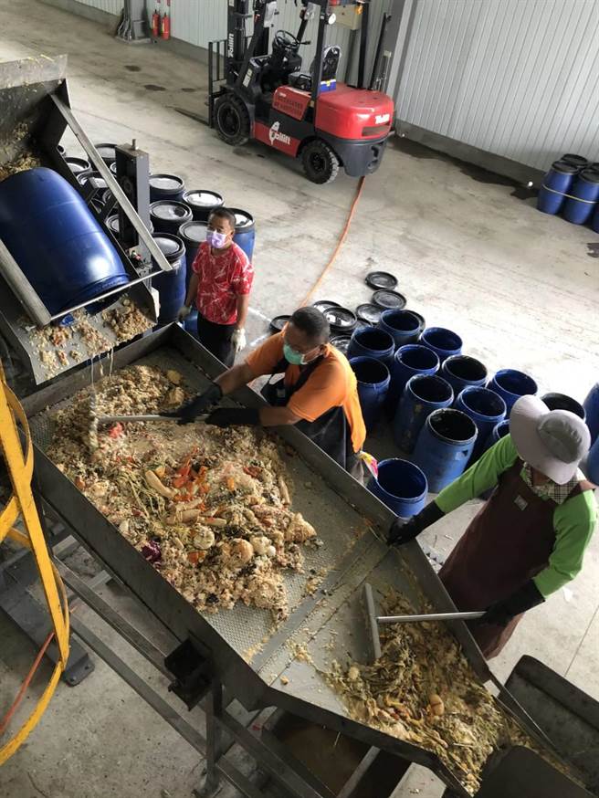 屏县府携手台积电，赢得2023总统杯黑客松「卓越团队奖」。(屏县环保局提供)