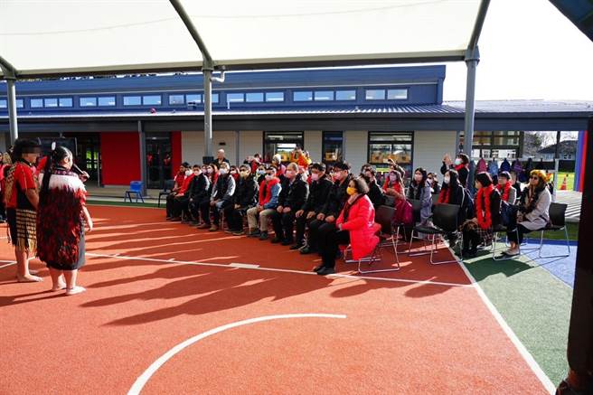 2023年10月9日台北市／国内5所分组合作学习绩优深耕学校师长前往纽西兰夫拉特布希小学参访，学校以毛利人仪式欢迎。（教育部提供／林志成台北传真）