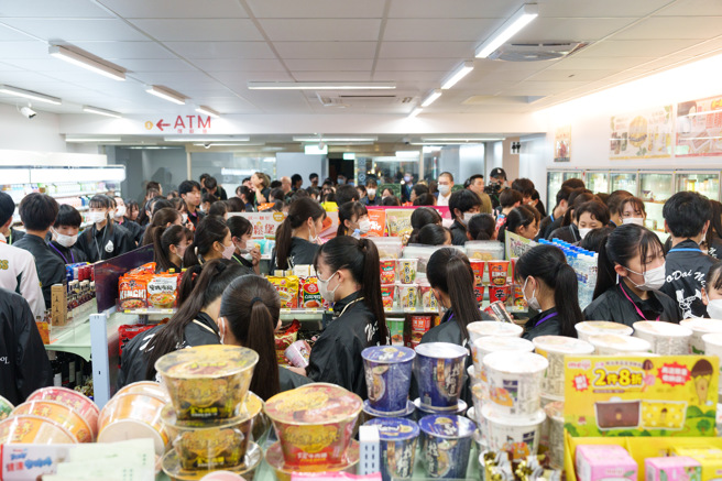 翡翠骑士深夜在7-ELEVEn品尝台湾美食。（图／高市行国处提供）