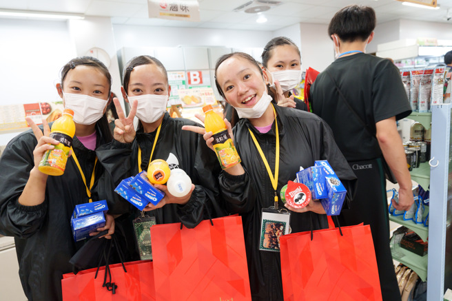 翡翠骑士们手拿一袋小礼物。（图／高市行国处提供）