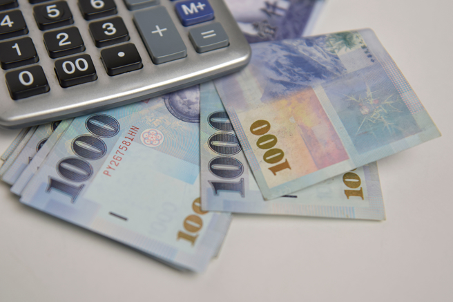 一名女網友抱怨，父親被裁員就一直沒工作，甚至開口向她們索取零用錢。（圖／示意圖，達志影像）