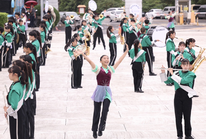 日本农大二高吹奏乐部「翡翠骑士」9日于圆山大饭店户外广场，举行快闪演出，让现场民眾大饱眼福。（图／记者陈俊吉摄影）