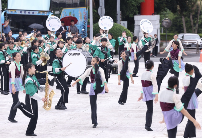 日本农大二高吹奏乐部「翡翠骑士」9日于圆山大饭店户外广场，举行快闪演出，让现场民眾大饱眼福。（图／记者陈俊吉摄影）