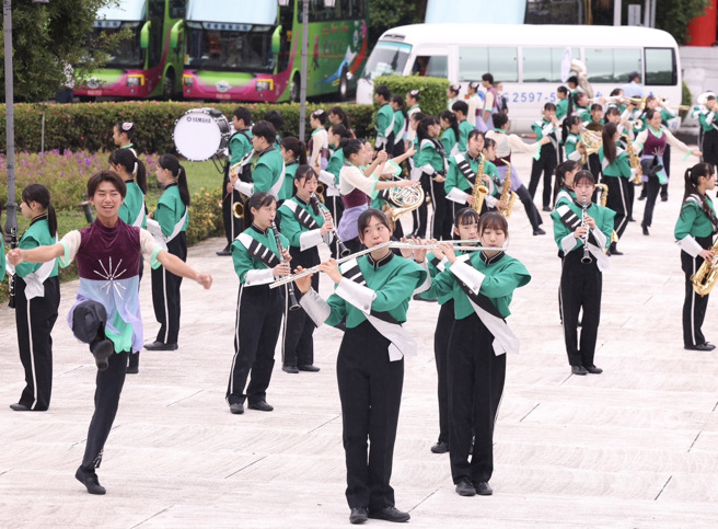 日本农大二高吹奏乐部「翡翠骑士」9日于圆山大饭店户外广场，举行快闪演出，让现场民眾大饱眼福。（图／记者陈俊吉摄影）