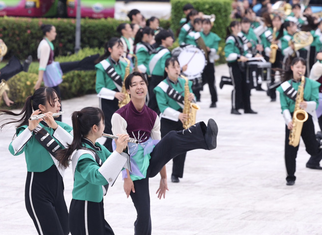 日本农大二高吹奏乐部「翡翠骑士」9日于圆山大饭店户外广场，举行快闪演出，让现场民眾大饱眼福。（图／记者陈俊吉摄影）