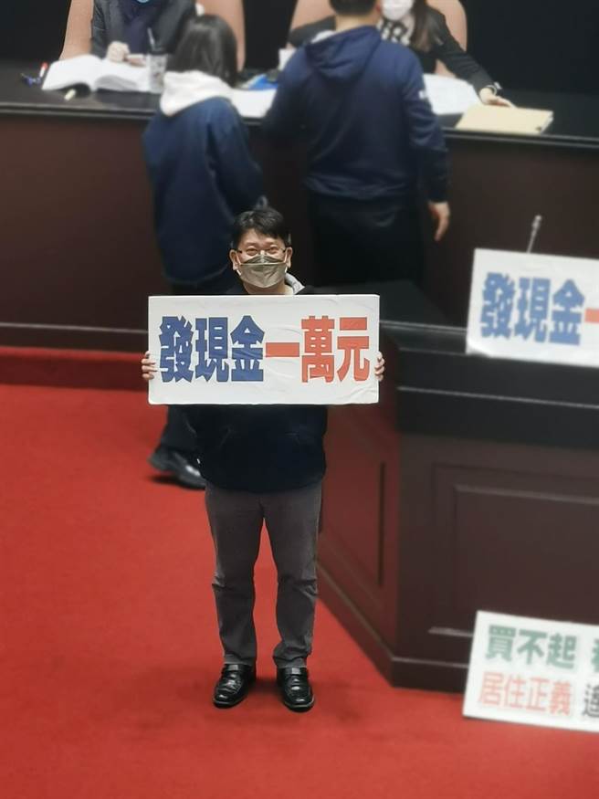 立委林思铭认为政府鉅额的税收超徵，应还利于民，尤其须检讨税制长期分配不公的问题。（林思铭提供／邱立雅竹县传真）