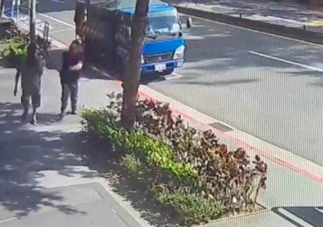 2023年10月9日台北市／70岁的李姓惯窃7月底行窃货车遭司机报警并当场挡住去路。（翻摄画面）