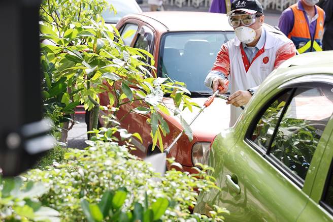 台南市登革热疫情持续严峻，市长黄伟哲今天再度背起重达20公斤的喷药机，带队前往永康区復国里进行户外化学防治及户内强力孳清作业。（市府提供／洪荣志台南传真）