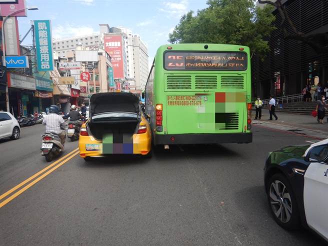9月28日上午台中市北区学士路、五义街口（中国医药大学癌症大楼门口）发生公车与自小客、计程车擦撞事故，未料却意外闹出人命。（民眾提供／冯惠宜台中传真）