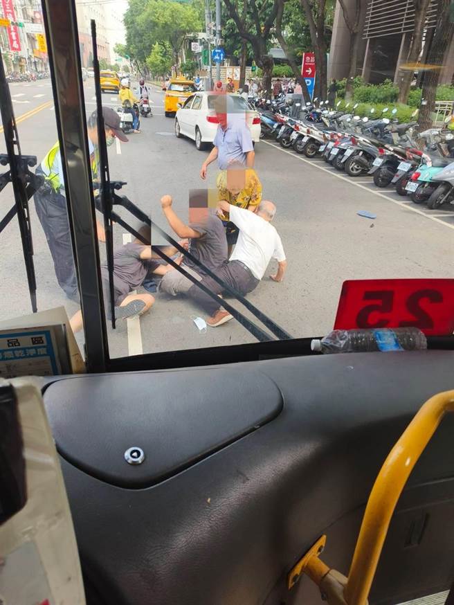 台中市21岁林姓男子（左）有身心状况，疑听到75岁谢男（右）因车祸与人口角的争吵声，上前推打谢男，闹出人命。（民眾提供／冯惠宜台中传真）