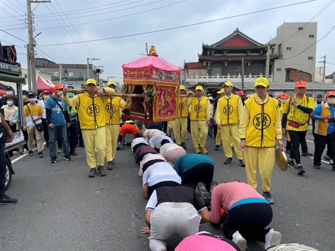 苗栗县白沙屯拱天宫妈祖首度前往云林县台西乡赞境，9日上午抵达台西慈海宫，沿途信眾争相钻轿底，开心表示「终于等到白沙屯妈了」。（张朝欣摄）