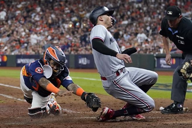 双城跑者柯瑞亚(中)回本垒时遭到太空人捕手马多纳多触杀出局。（美联社）