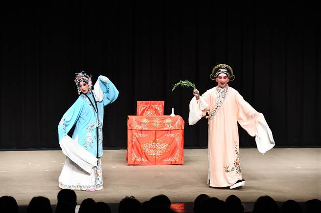 2023年10月9日台北市／台北医学大学人社院院长杨政达（右）粉墨登场，演出经典崑曲「游园惊梦」。（北医大提供／林志成台北传真）