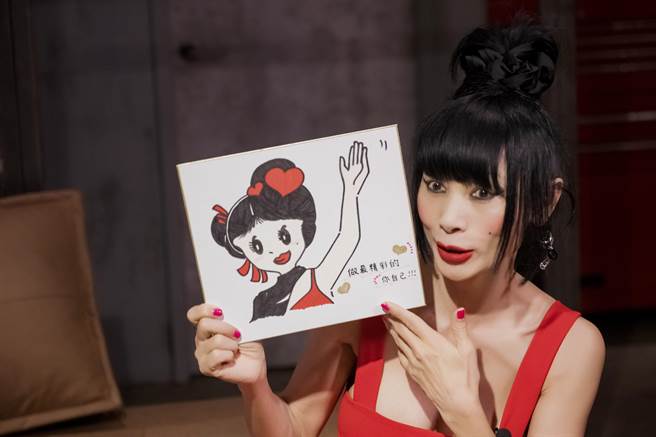 白灵的粉丝画她出席第58届金马奖的红毯盛装。（LiTV、松露文创提供）