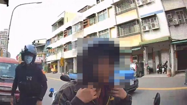 鳳山柳女騎車經過南華路，因安全帽未扣好遭警攔查，卻發現攜帶有已使用過的安非他命玻璃球，當場遭逮捕。（警方提供／任義宇高雄傳真）