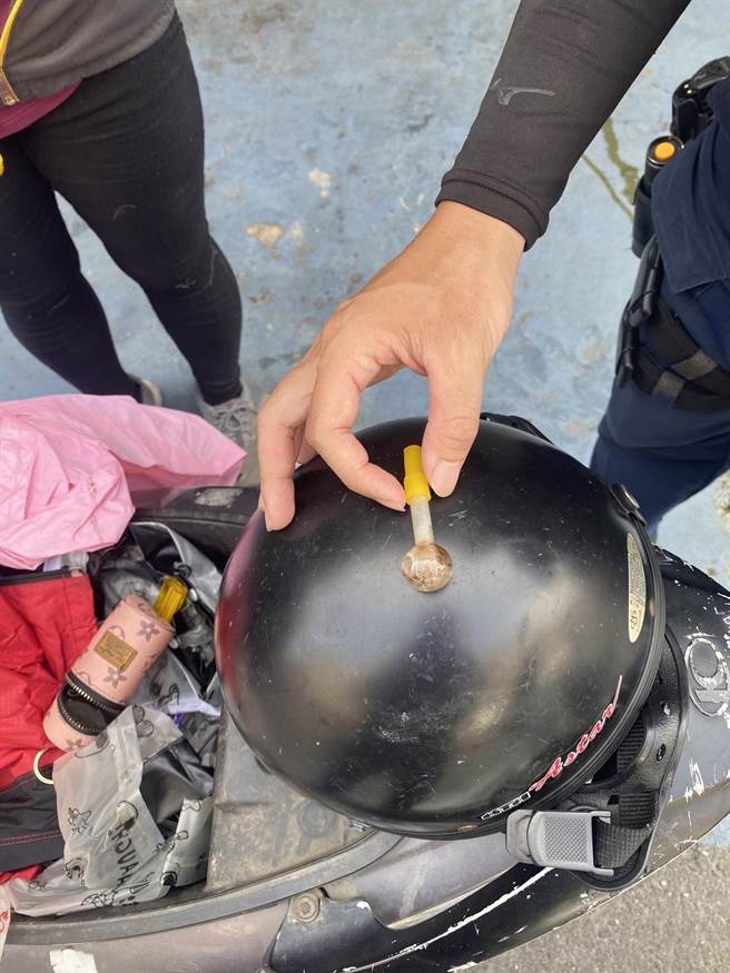 警方攔查柳女過程發覺神色有異，進一步搜查發現有已使用過的安非他命玻璃球，柳女見狀仍狡辯「不知道空的也不行」。（警方提供／任義宇高雄傳真）