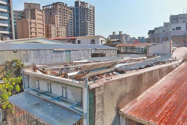 林男位于新北市三重区的土地被人盖上违建侵占，他为求加速拆除塞六千给前来勘查的新北市拆除大队张姓公务员，反而因此触犯公务员禁忌被起诉贪污。（违建示意图／本报资料照片）