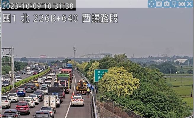 国1北向226公里处发生1辆小客车自撞护栏事故(高公局提供／简立欣台北传真)