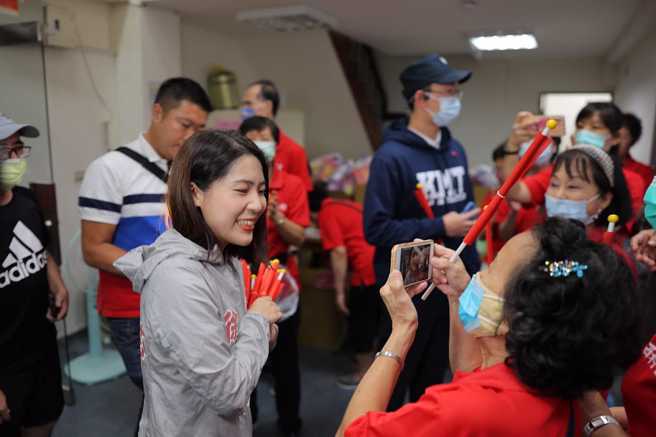 徐巧芯为了庆祝国庆日，最近几日策划了一个小惊喜给选区民眾。（图取自徐巧芯脸书）
