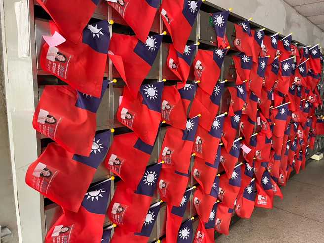 整面信箱插满国旗的画面让人相当震撼。（图取自徐巧芯脸书）