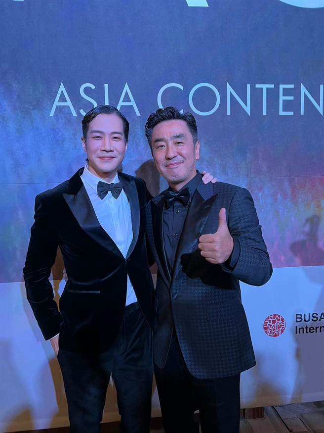 薛仕凌（左）和柳承龍開心合影。（文策院提供）