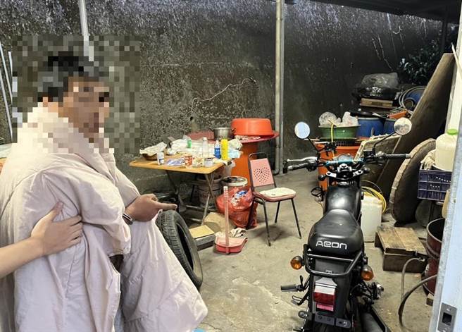  警方訊後押解陳嫌到南投縣住處找到失竊的重機車，陳父則相當配合警詢說明作案經過。(警方提供／吳建輝彰化傳真)