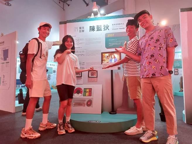 曾入圍金鐘獎的《上山下海過一夜》主持群驚訝雷鬼音樂竟與客家人有關。(桃市府提供／蔡依珍桃園傳真)